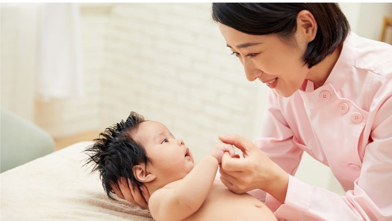 小儿感冒发烧，推拿手法巧应对